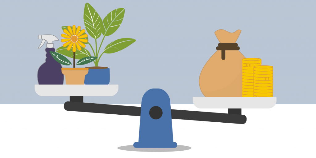 Waage mit Pflanzen und Reinigungsprodukten auf der einen Seite und Geld auf der anderen.